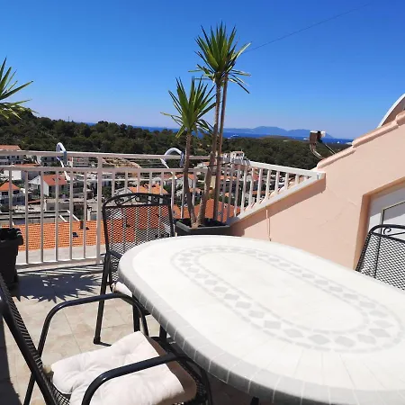 & Anita 招待所 3*